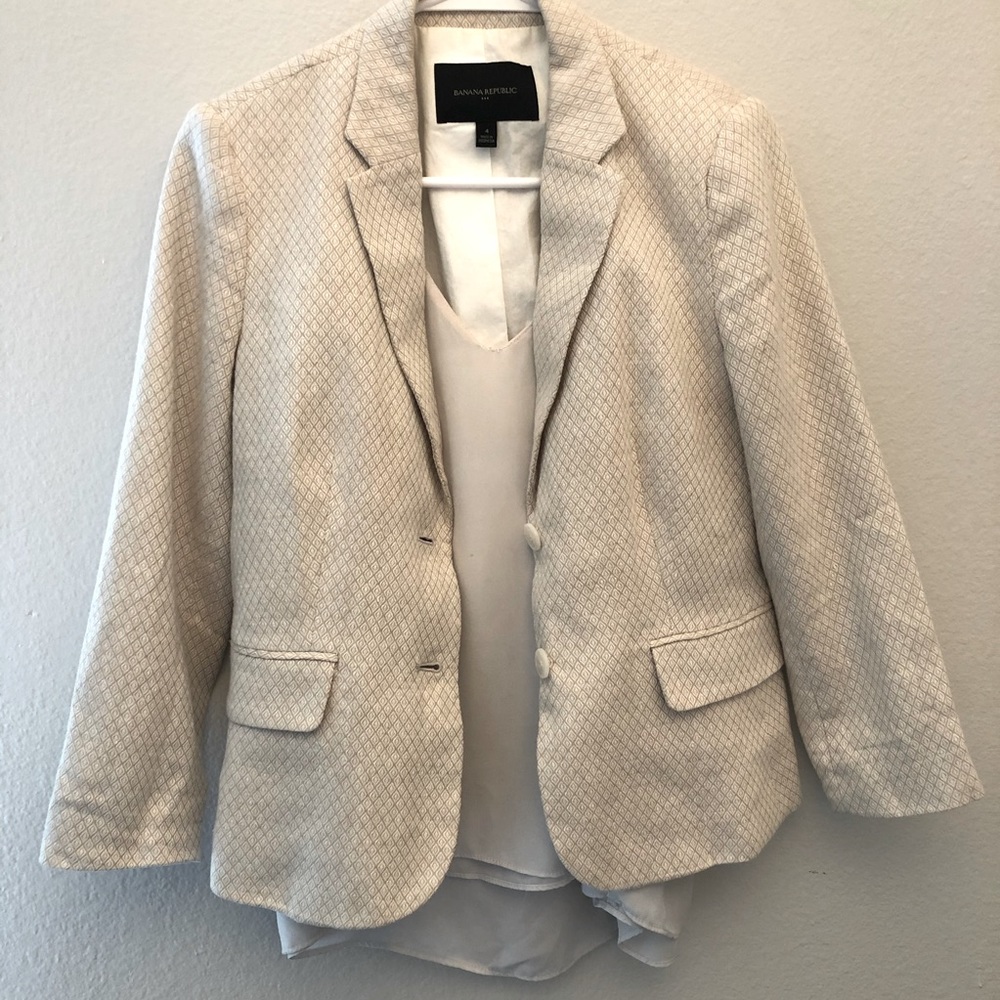 3/4 sleeve cream patterned blazer